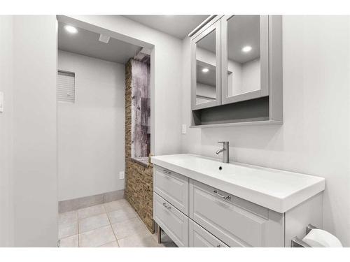 6 Sandford Crescent Se, Medicine Hat, AB - Indoor Photo Showing Bathroom