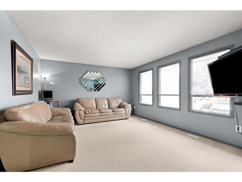 6 Sandford Crescent Se, Medicine Hat, AB - Indoor Photo Showing Living Room