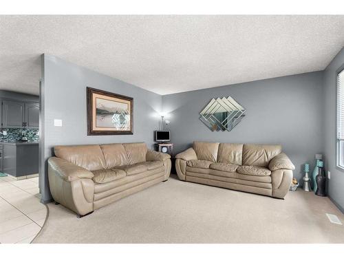 6 Sandford Crescent Se, Medicine Hat, AB - Indoor Photo Showing Living Room