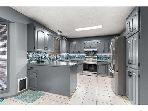 6 Sandford Crescent Se, Medicine Hat, AB - Indoor Photo Showing Kitchen