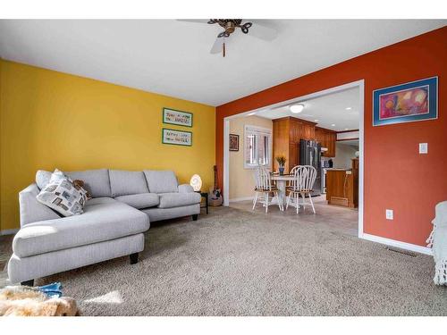 2628 12 Ave Se, Medicine Hat, AB - Indoor Photo Showing Living Room