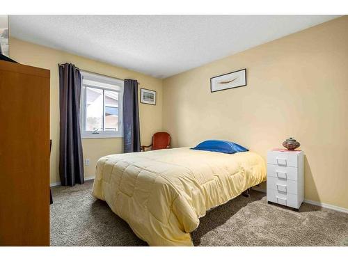 2628 12 Ave Se, Medicine Hat, AB - Indoor Photo Showing Bedroom