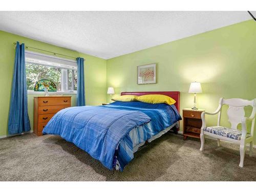 2628 12 Ave Se, Medicine Hat, AB - Indoor Photo Showing Bedroom