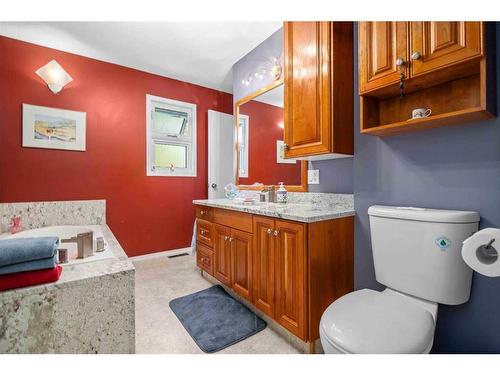 2628 12 Ave Se, Medicine Hat, AB - Indoor Photo Showing Bathroom