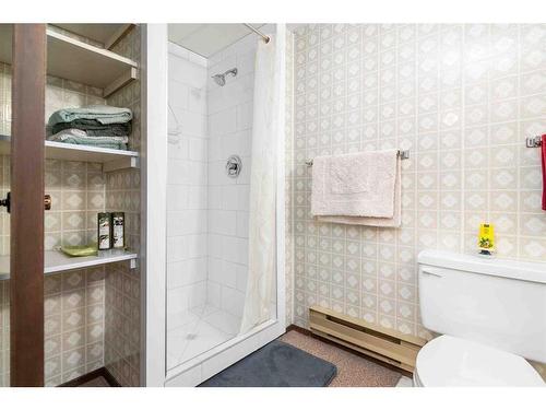 2628 12 Ave Se, Medicine Hat, AB - Indoor Photo Showing Bathroom