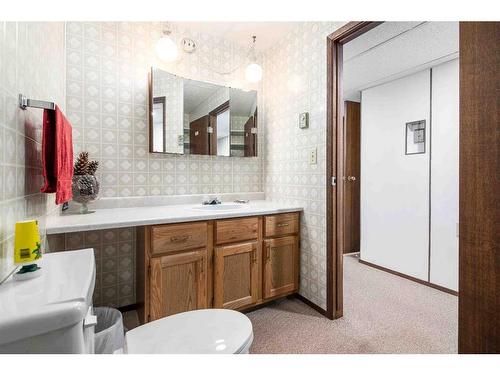 2628 12 Ave Se, Medicine Hat, AB - Indoor Photo Showing Bathroom