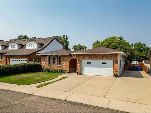 2628 12 Ave Se, Medicine Hat, AB - Outdoor With Facade