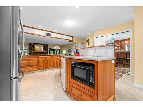 2628 12 Ave Se, Medicine Hat, AB - Indoor Photo Showing Kitchen