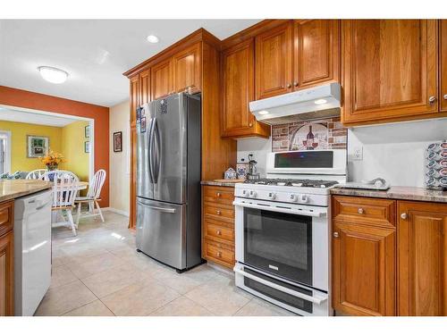 2628 12 Ave Se, Medicine Hat, AB - Indoor Photo Showing Kitchen