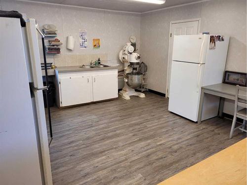 524 Centre Street, Rosemary, AB - Indoor Photo Showing Kitchen