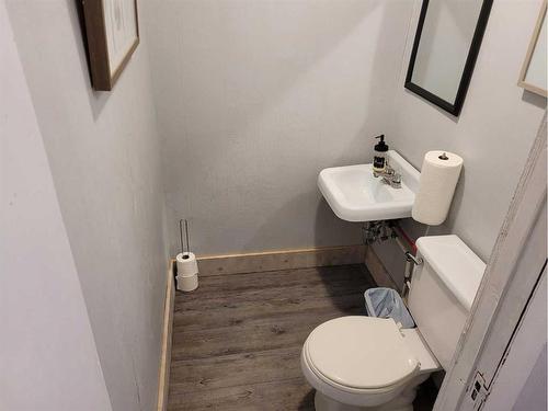 524 Centre Street, Rosemary, AB - Indoor Photo Showing Bathroom