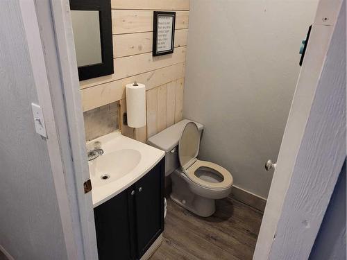 524 Centre Street, Rosemary, AB - Indoor Photo Showing Bathroom