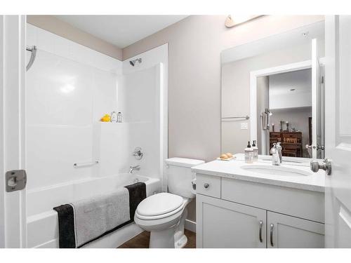 333-2800 13 Avenue Se, Medicine Hat, AB - Indoor Photo Showing Bathroom