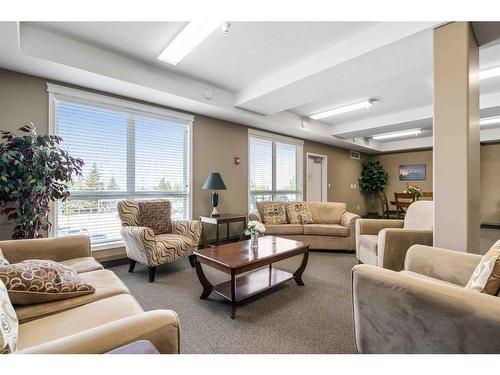 333-2800 13 Avenue Se, Medicine Hat, AB - Indoor Photo Showing Living Room