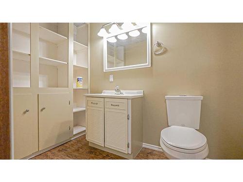 12 Rice Court Se, Medicine Hat, AB - Indoor Photo Showing Bathroom