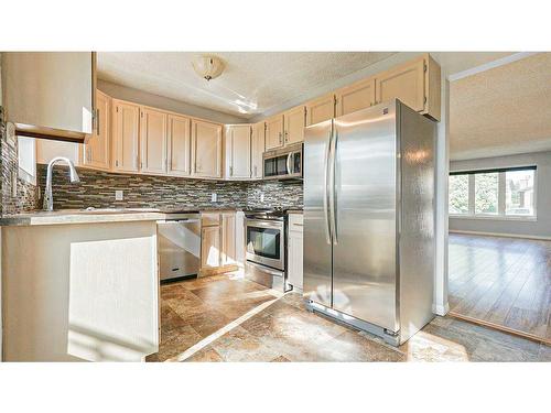 12 Rice Court Se, Medicine Hat, AB - Indoor Photo Showing Kitchen With Upgraded Kitchen