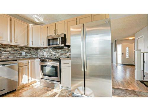 12 Rice Court Se, Medicine Hat, AB - Indoor Photo Showing Kitchen With Upgraded Kitchen