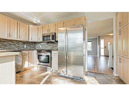 12 Rice Court Se, Medicine Hat, AB - Indoor Photo Showing Kitchen