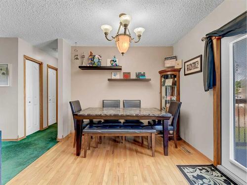 32 Rossdale Street Se, Medicine Hat, AB - Indoor Photo Showing Dining Room