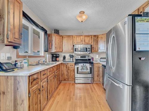 32 Rossdale Street Se, Medicine Hat, AB - Indoor Photo Showing Kitchen With Stainless Steel Kitchen With Double Sink