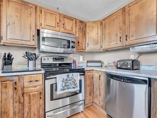 32 Rossdale Street Se, Medicine Hat, AB - Indoor Photo Showing Kitchen With Stainless Steel Kitchen