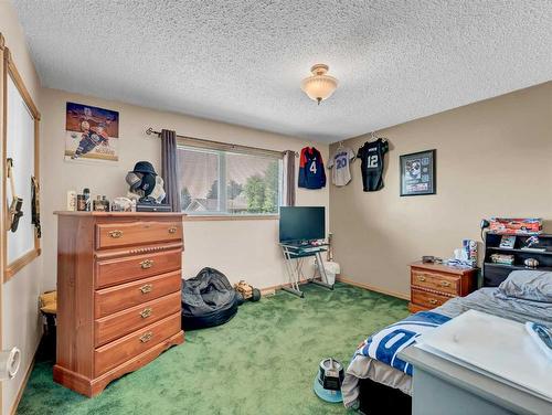 32 Rossdale Street Se, Medicine Hat, AB - Indoor Photo Showing Bedroom