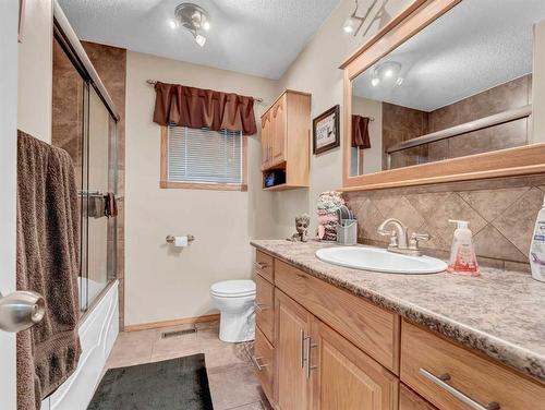 32 Rossdale Street Se, Medicine Hat, AB - Indoor Photo Showing Bathroom