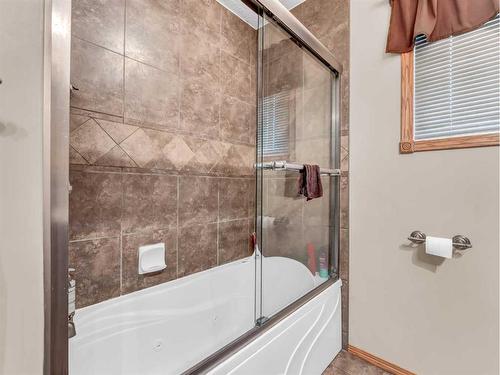 32 Rossdale Street Se, Medicine Hat, AB - Indoor Photo Showing Bathroom