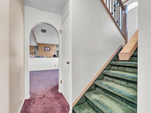 32 Rossdale Street Se, Medicine Hat, AB - Indoor Photo Showing Other Room