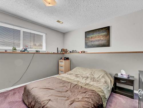 32 Rossdale Street Se, Medicine Hat, AB - Indoor Photo Showing Bedroom