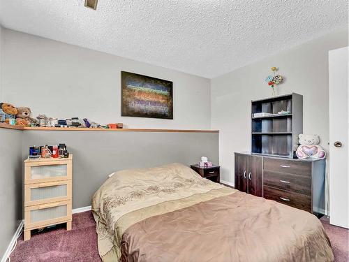 32 Rossdale Street Se, Medicine Hat, AB - Indoor Photo Showing Bedroom