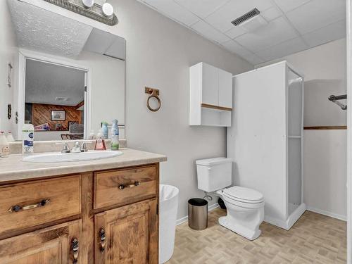 32 Rossdale Street Se, Medicine Hat, AB - Indoor Photo Showing Bathroom