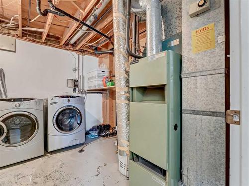 32 Rossdale Street Se, Medicine Hat, AB - Indoor Photo Showing Laundry Room