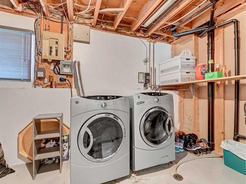 32 Rossdale Street Se, Medicine Hat, AB - Indoor Photo Showing Laundry Room