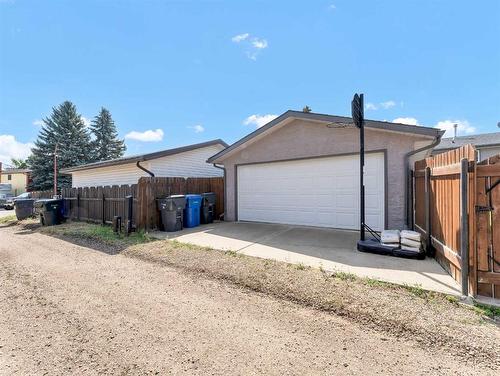 32 Rossdale Street Se, Medicine Hat, AB - Outdoor With Exterior