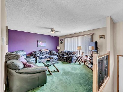 32 Rossdale Street Se, Medicine Hat, AB - Indoor Photo Showing Living Room