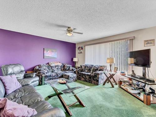 32 Rossdale Street Se, Medicine Hat, AB - Indoor Photo Showing Living Room