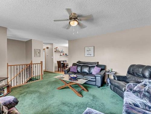 32 Rossdale Street Se, Medicine Hat, AB - Indoor Photo Showing Living Room