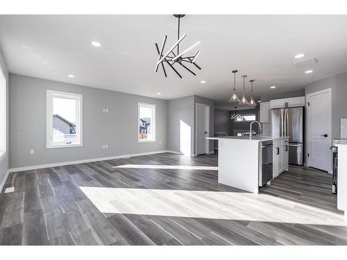 55 Somerside Gate Se, Medicine Hat, AB - Indoor Photo Showing Kitchen