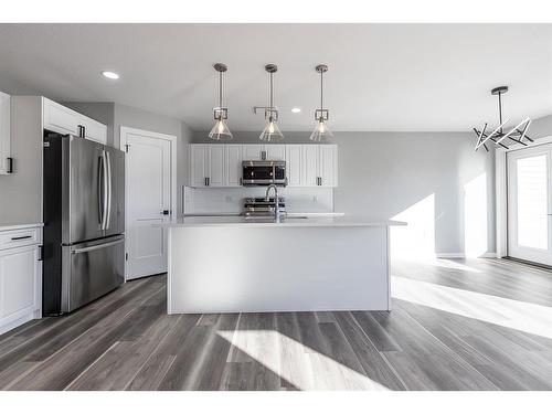 55 Somerside Gate Se, Medicine Hat, AB - Indoor Photo Showing Kitchen With Double Sink With Upgraded Kitchen