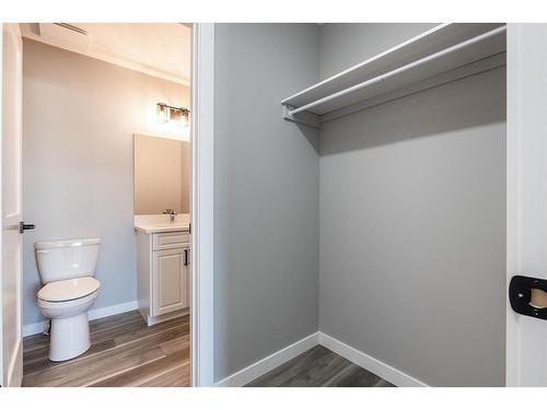 55 Somerside Gate Se, Medicine Hat, AB - Indoor Photo Showing Bathroom