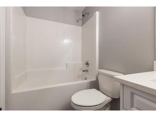 55 Somerside Gate Se, Medicine Hat, AB - Indoor Photo Showing Bathroom