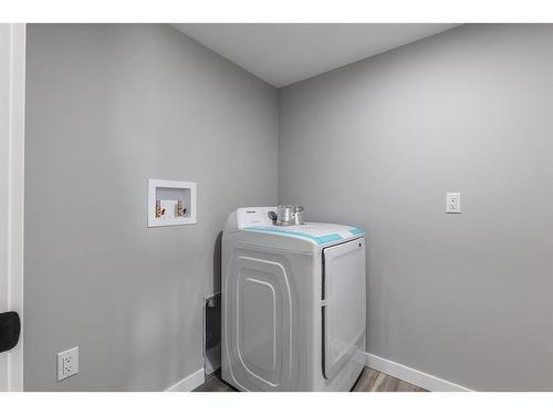 55 Somerside Gate Se, Medicine Hat, AB - Indoor Photo Showing Laundry Room