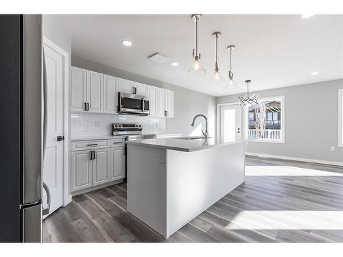 55 Somerside Gate Se, Medicine Hat, AB - Indoor Photo Showing Kitchen With Upgraded Kitchen