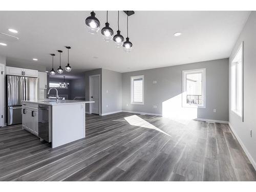 53 Somerside Gate Se, Medicine Hat, AB - Indoor Photo Showing Kitchen