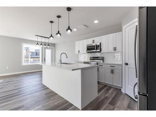 53 Somerside Gate Se, Medicine Hat, AB - Indoor Photo Showing Kitchen With Upgraded Kitchen