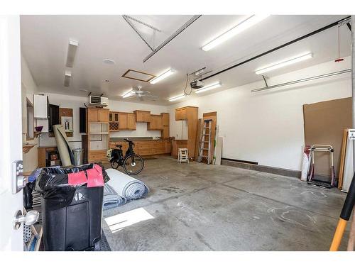 67 Vintage Meadows Place Se, Medicine Hat, AB - Indoor Photo Showing Garage