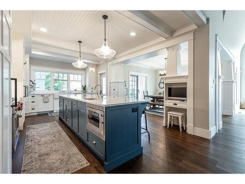 401 2 Avenue Se, Medicine Hat, AB - Indoor Photo Showing Kitchen With Upgraded Kitchen