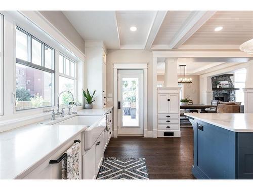 401 2 Avenue Se, Medicine Hat, AB - Indoor Photo Showing Kitchen With Upgraded Kitchen