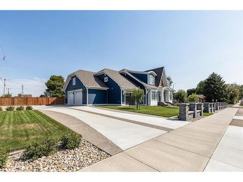 401 2 Avenue Se, Medicine Hat, AB - Outdoor